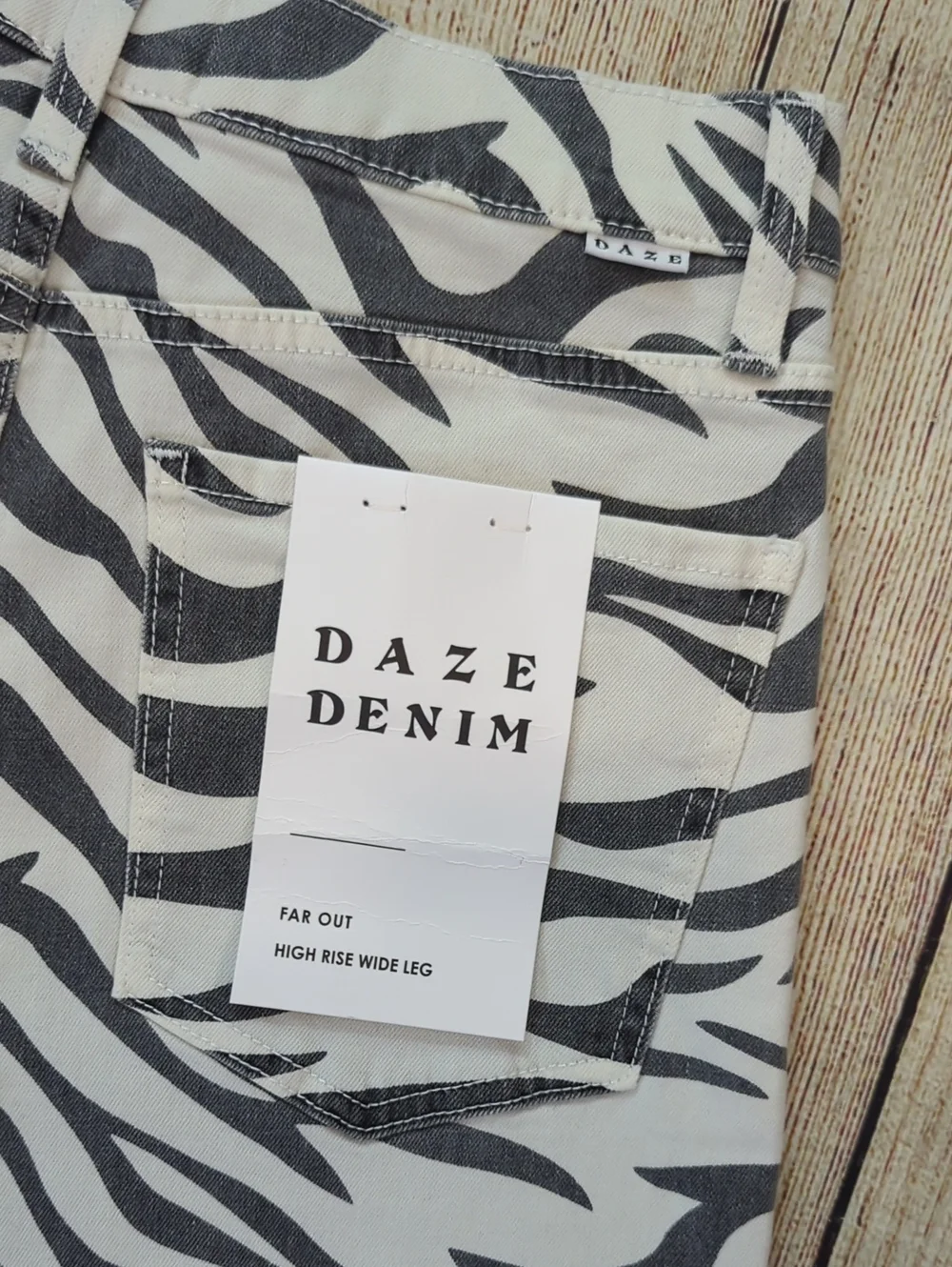 DAZE Zebra Print Wide Leg Raw Hem Jeans Size 30  new